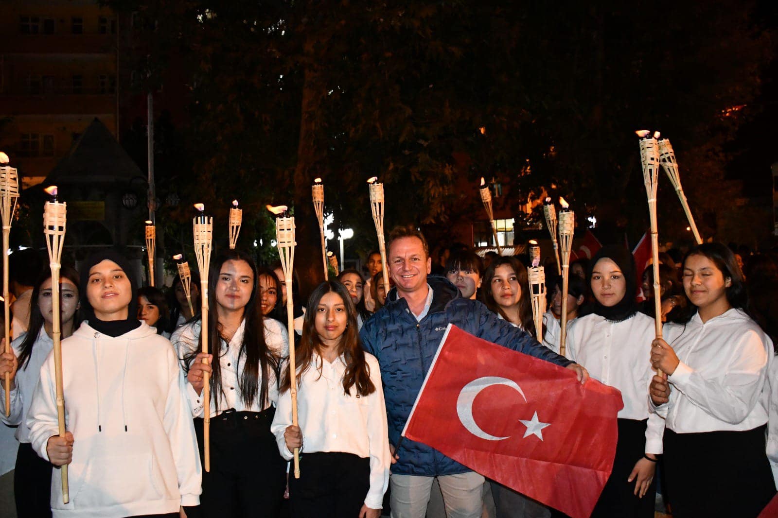 Fatih ÖNGE, Fener Alayı ve Cumhuriyet Yürüyüşü'nde Halkla Birlikte Coşku Dolu Anlar Yaşadı